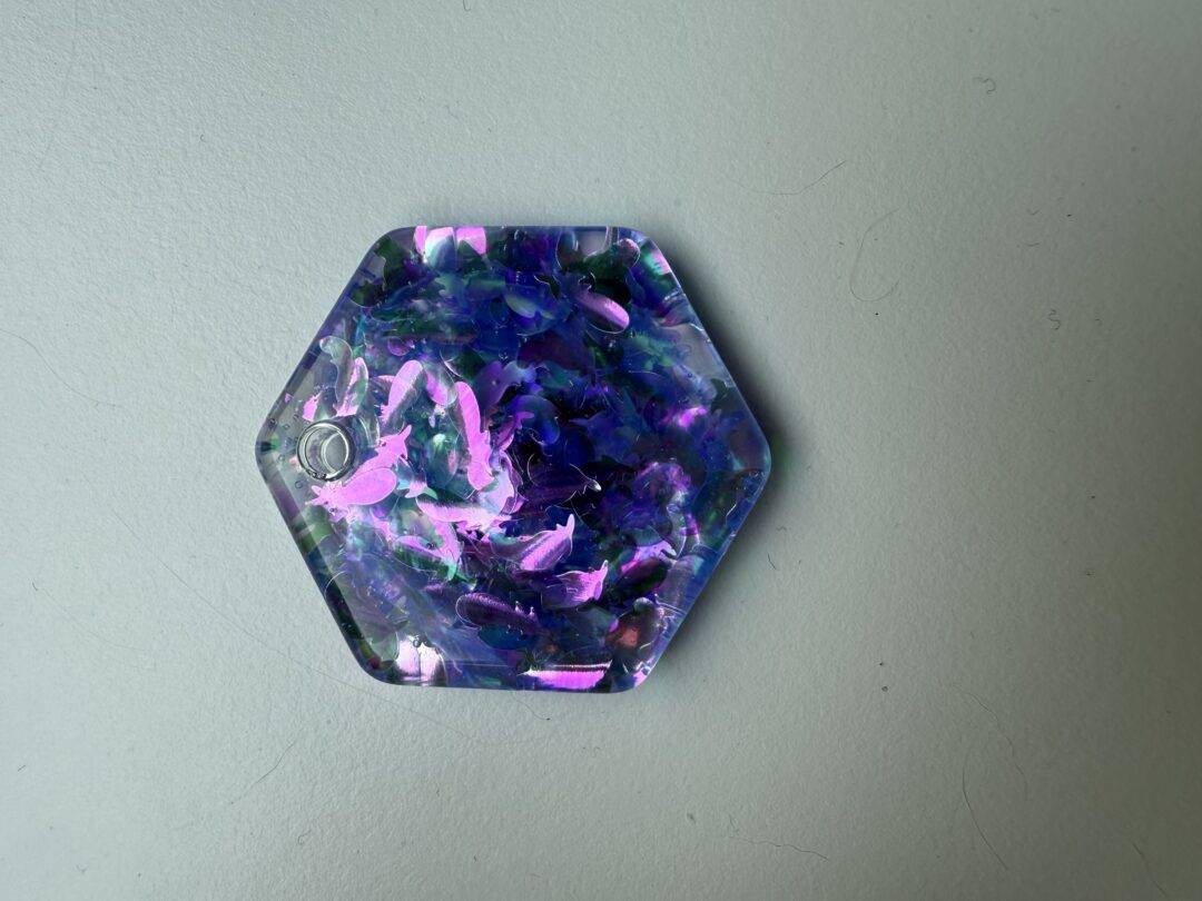 Hexagon met paarse Aurora veertjes