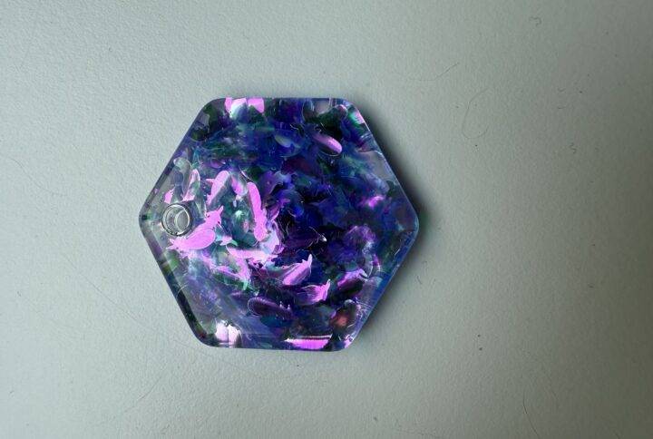 Hexagon met paarse Aurora veertjes