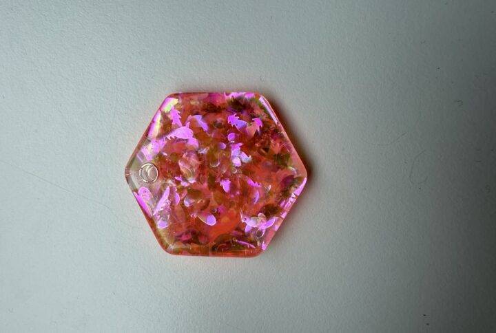 Hexagon met roze Aurora veertjes